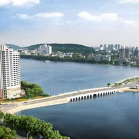 Hongyi Hotel Wuhan Exteriör bild