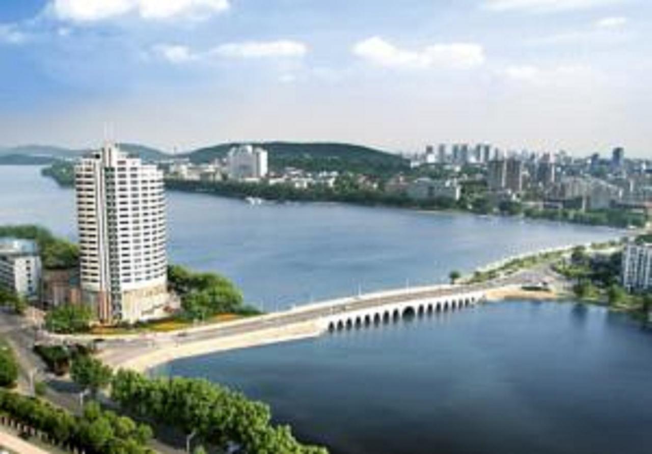 Hongyi Hotel Wuhan Exteriör bild